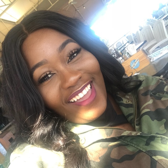 Meet your Posher, Danielle - Picture 2 of 2